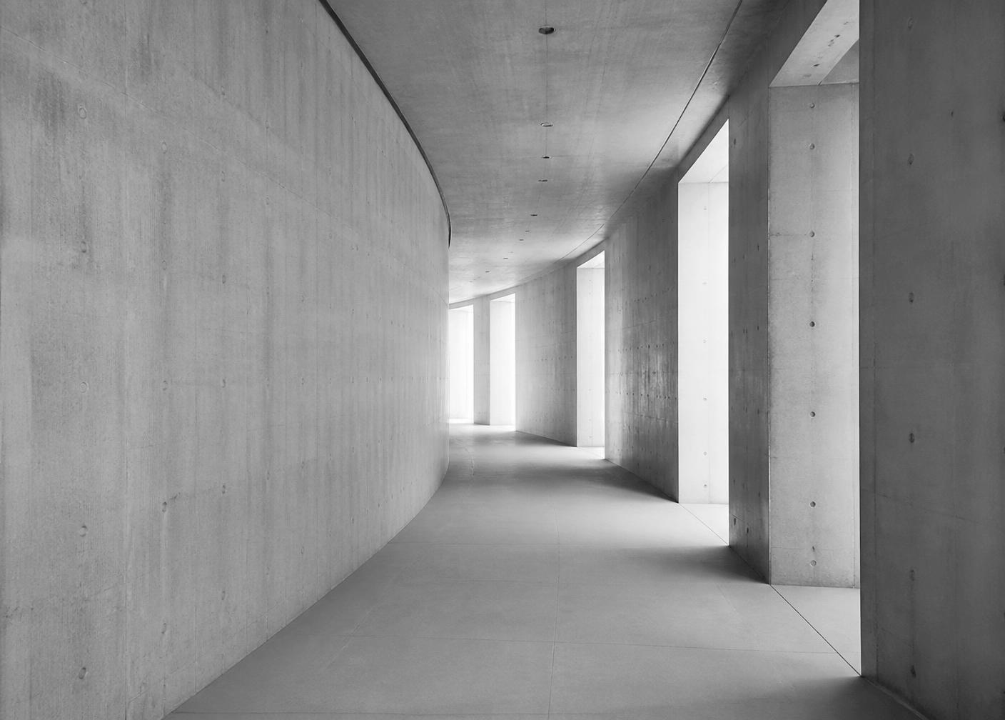 Corredor de concreto com luz natural